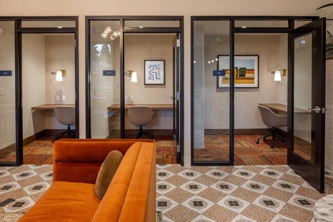 Building Photo - 1985 NW Savier St