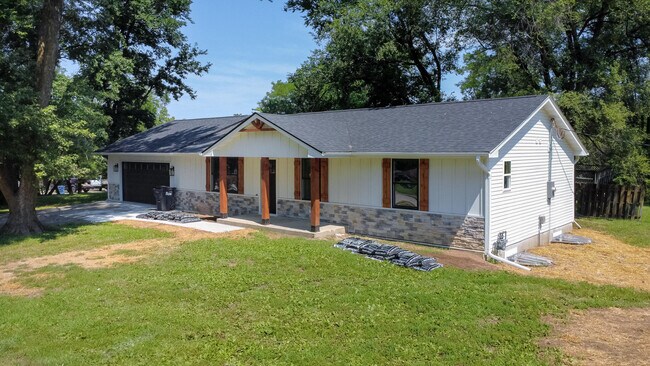 Building Photo - 25 Poplar Hill Dr