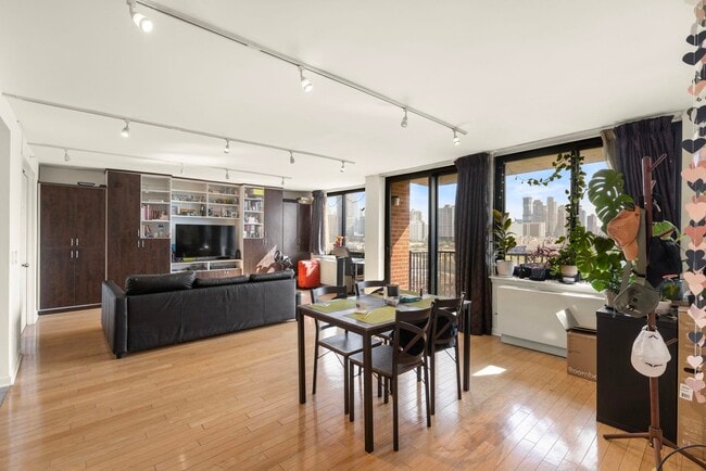 Building Photo - 700 Grove St