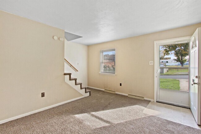 Building Photo - Bright 2BR Townhome in Dallastown School District!