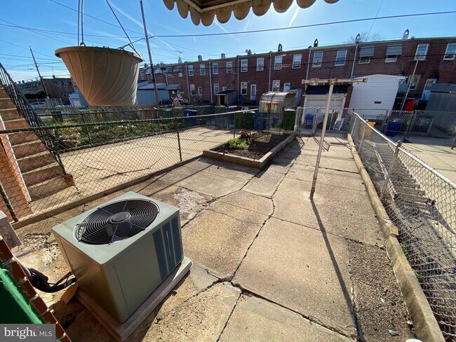 Building Photo - 338 Gusryan St