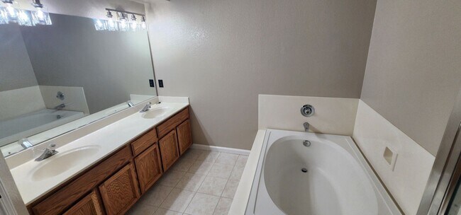 Building Photo - Spacious 4-Bedroom, 3-Bath Home for Rent in Elk Grove!