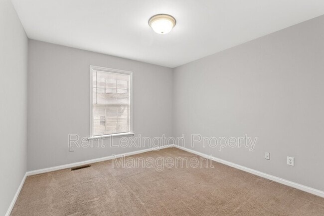 Building Photo - 136 Lowell Ct