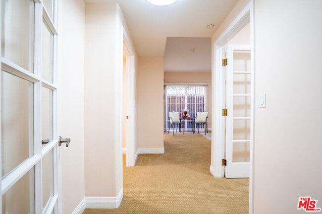 Building Photo - 616 S Wilton Pl