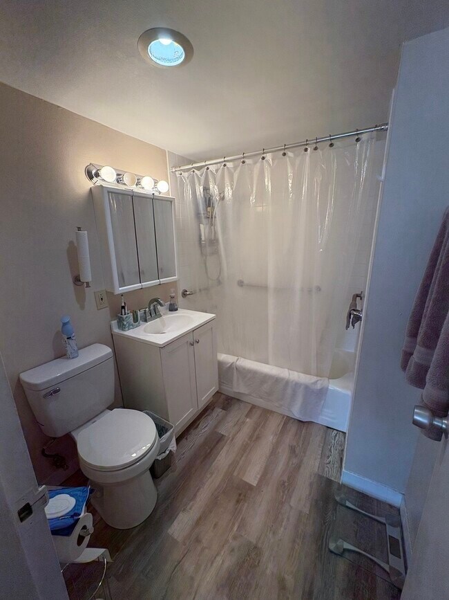 Building Photo - 6730 S South Shore Dr