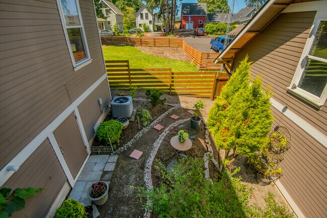 MAIN HOUSE - SIDE YARD - 421 5th Ave