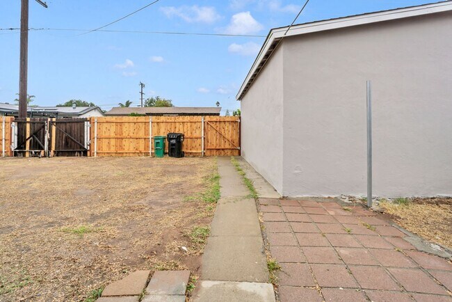 Building Photo - Clairemont Mesa Blvd 4414-4416 Duplex
