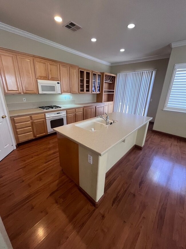 Building Photo - BEAUTIFUL HOME IN WEST ROSEVILLE!!