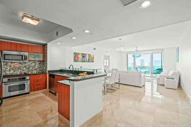Building Photo - 2640 Lake Shore Dr