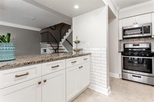 Building Photo - 6980 Roswell Rd