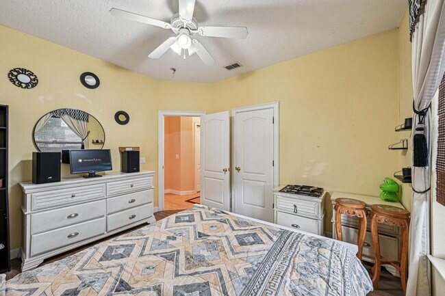 Building Photo - 3044 SW Savona Blvd