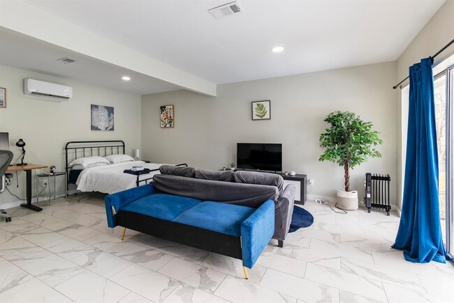 Building Photo - 1707 Deerfield Dr