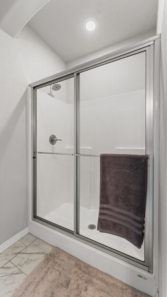 Building Photo - Spacious 4-Bedroom Gem