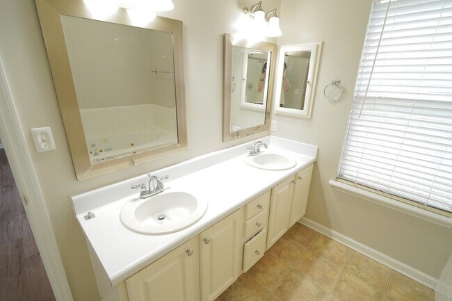 Building Photo - 1908 Wagon Wheel Cir W