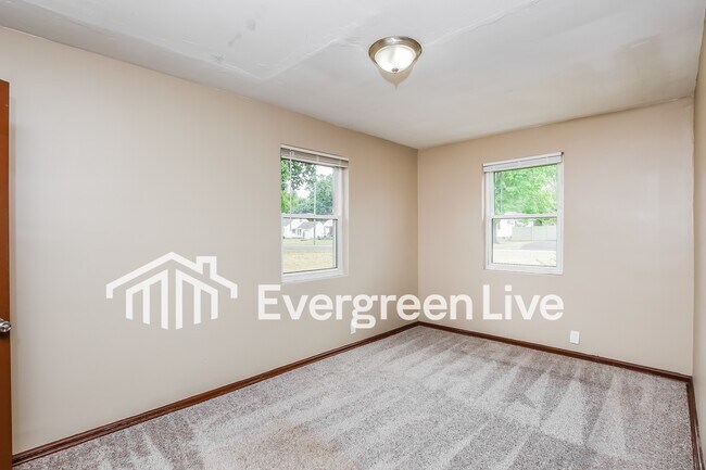 Building Photo - 4616 Redwood Dr