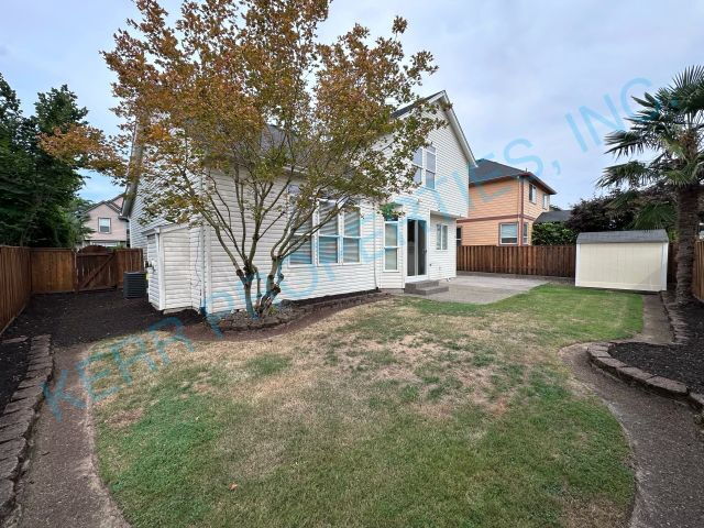 Building Photo - Charming Clackamas Retreat: Spacious 3-Bed...