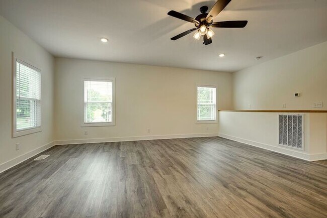 Building Photo - 420 Stonemeadow Rd