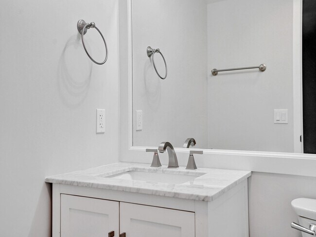 Building Photo - 17 Mansfield F