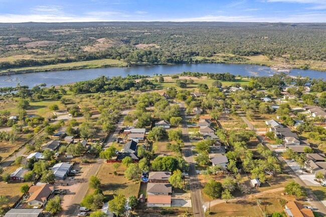 Building Photo - 848 Pecan Ln