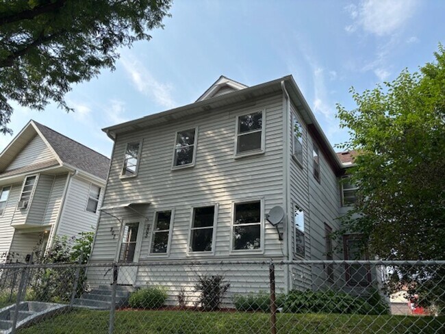 Building Photo - 905 Central Ave W
