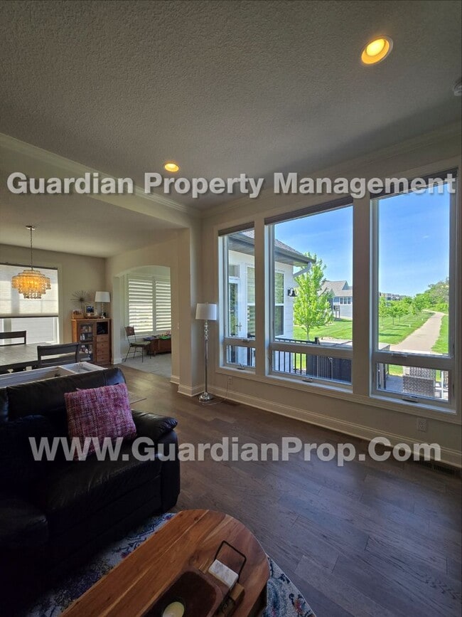Building Photo - Chaska luxury home, Extra-large living areas, Owners suite, Walkout patio
