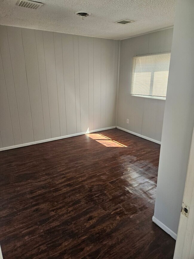 Building Photo - 27261 Woodmont St