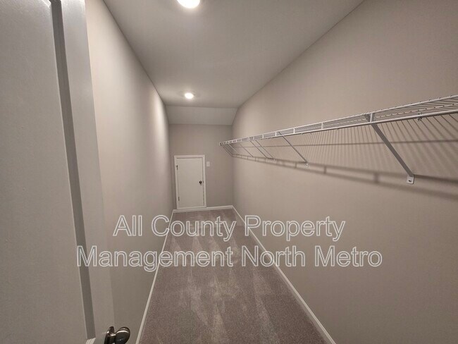 Building Photo - 490 Tall Pnes Ter