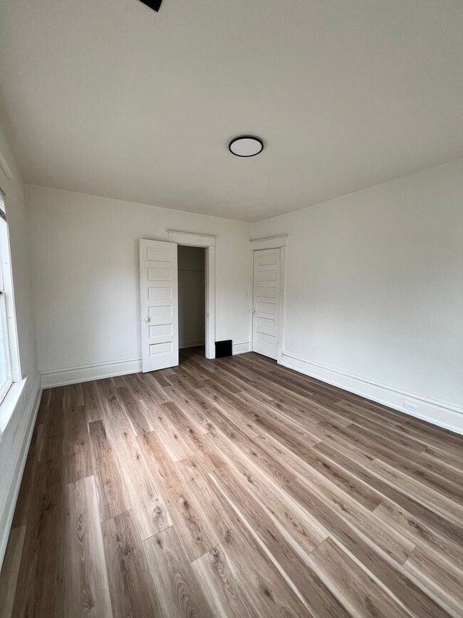 Building Photo - 835 Waugoo Ave