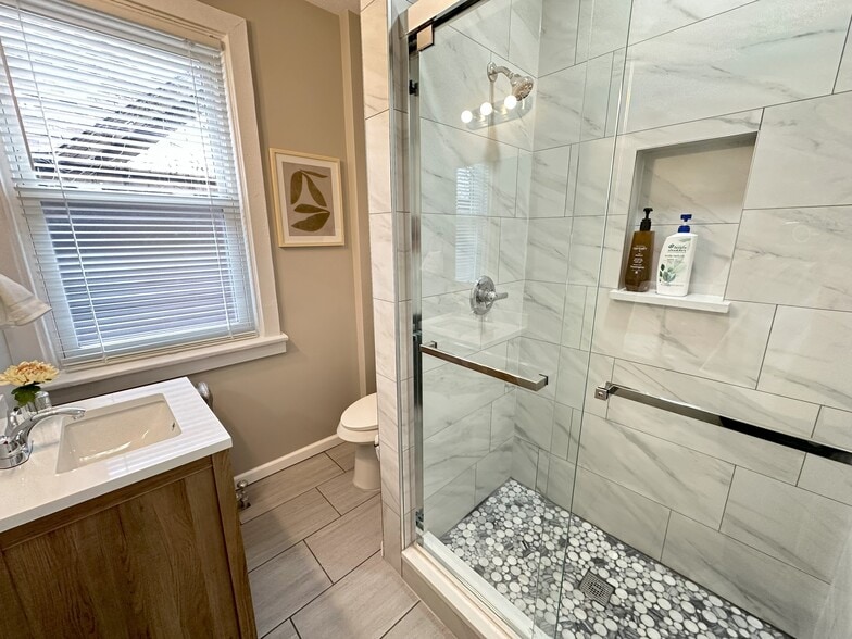 Building Photo - 5640 Beacon St