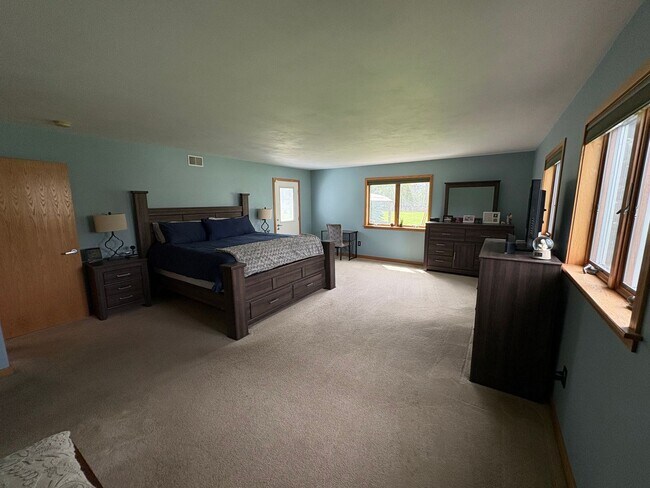 Building Photo - Large 4BR/2.5 BA Home w/ large yard & Central AC