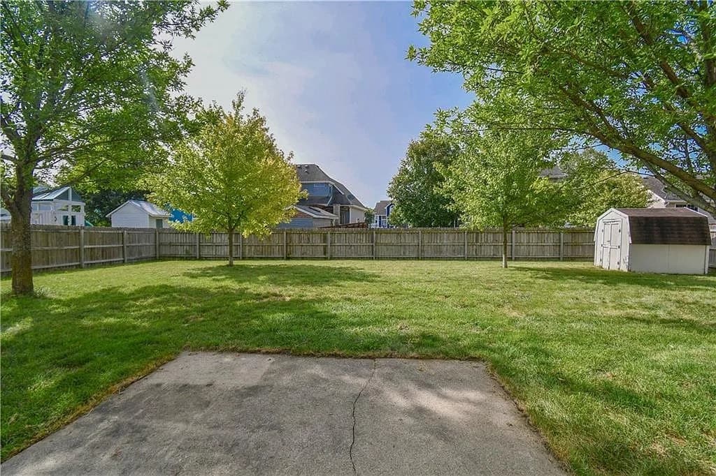 Fenced-in backyard - 3006 SW Glenbrooke Blvd