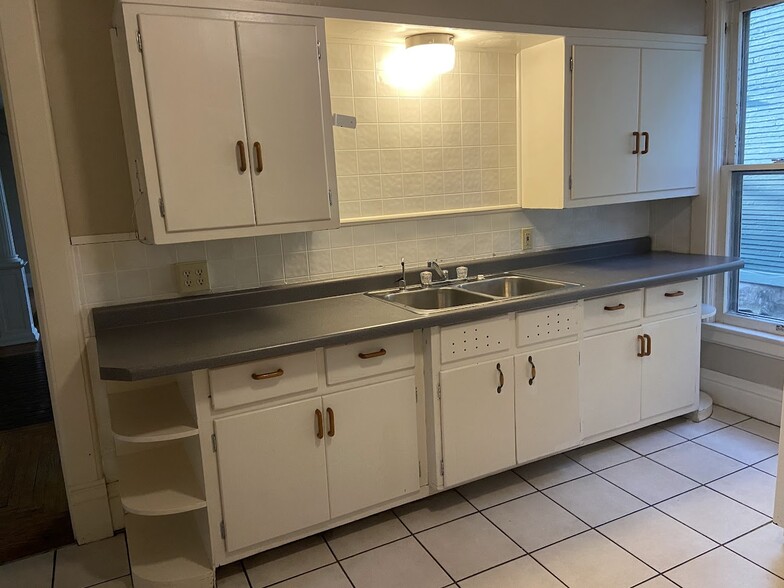 Building Photo - 710 S Park St