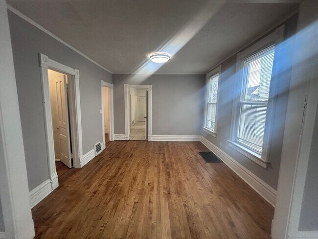 Building Photo - Spacious Vintage 3-Bedroom Apartment – Heat Included