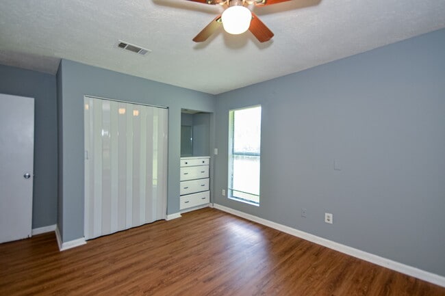 Building Photo - 4244 Sunshine Dr