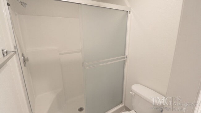 Building Photo - Roomy One Level 2 Bdrm Duplex w/ Open Floo...