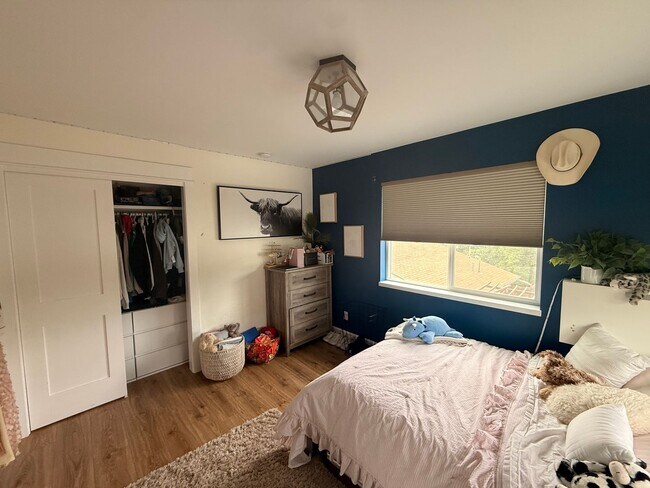 Building Photo - Spacious 4-Bedroom Home in the Heart of Edgewater