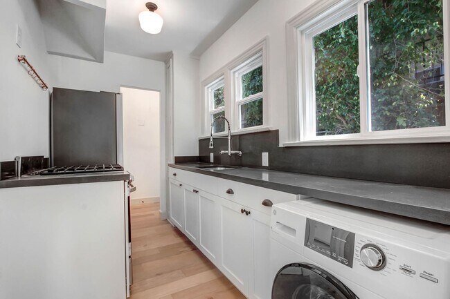 Building Photo - Beautiful 1 Bed / 1 Bath Apartment in the ...