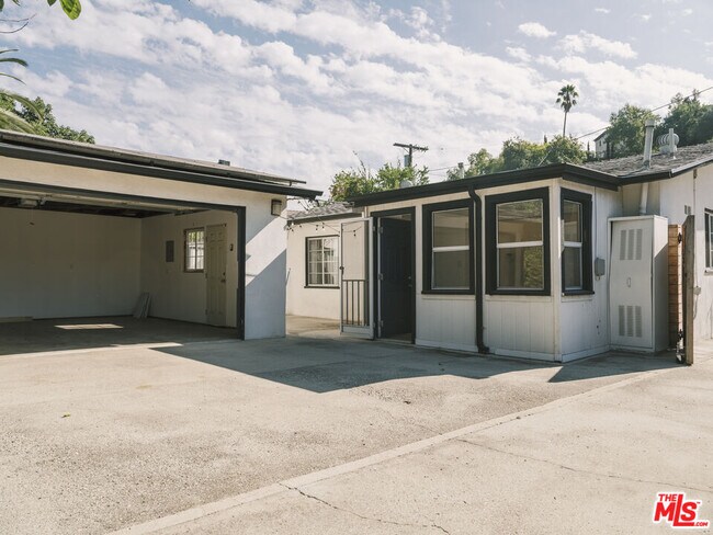 Building Photo - 917 N Ave 51