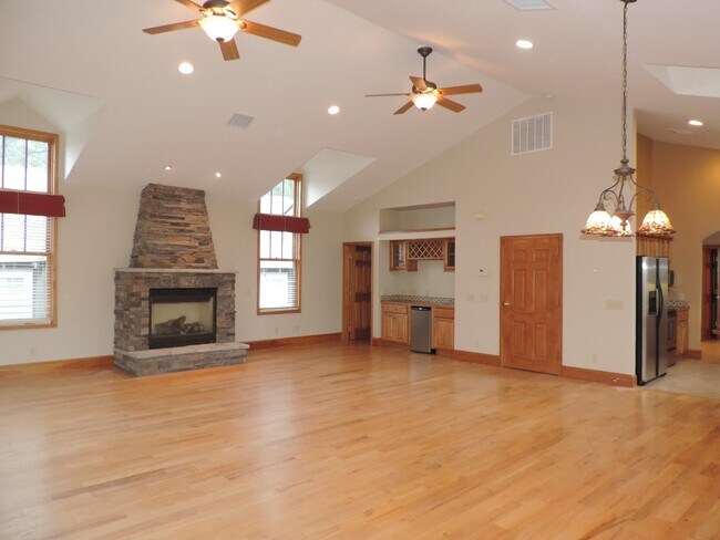 Building Photo - Luxurious 2bd Condo in Downtown Blowing Rock!