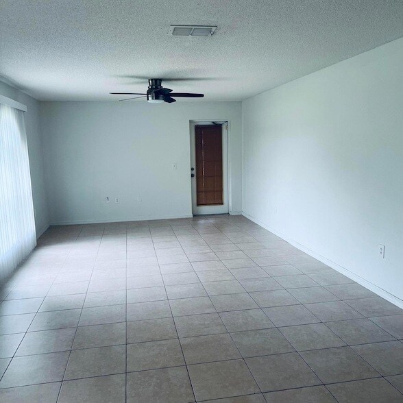 Building Photo - 6136 NW Gaylord Terrace