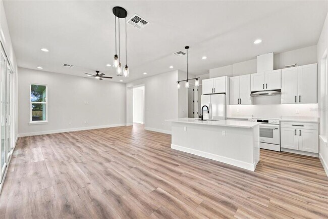 Building Photo - 561 N Thompson Rd