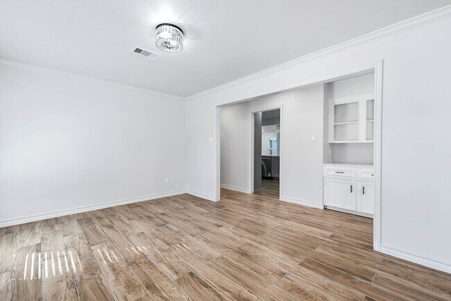 Building Photo - 3511 Tree Ln