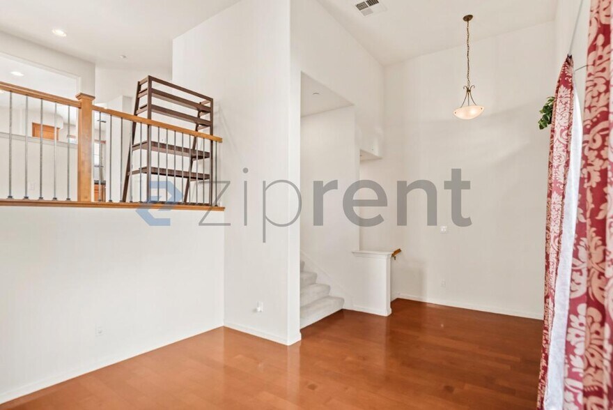 Building Photo - Unit