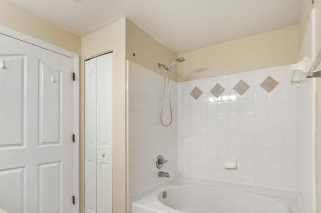 Building Photo - 3205 Myrtlewood Cir E