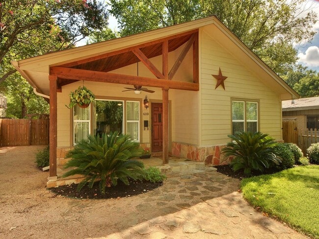 Building Photo - 610 W North Loop Blvd