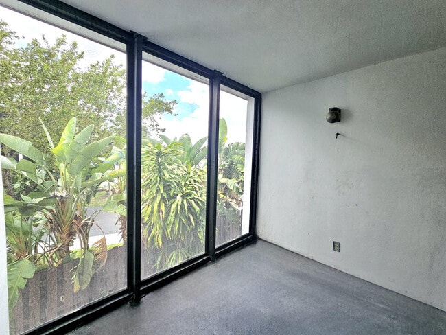 Building Photo - 213 Lake Pointe Dr