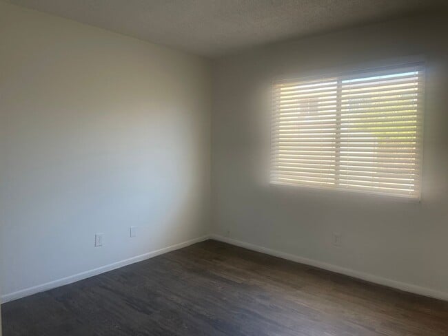 Building Photo - 48th St and Broadway,Single story 2 bed, 1...