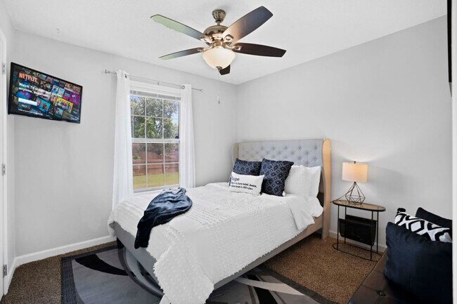Building Photo - 3415 Oak Lawn Dr