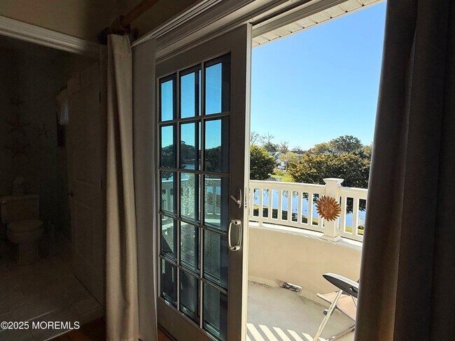 Building Photo - 2 Main St