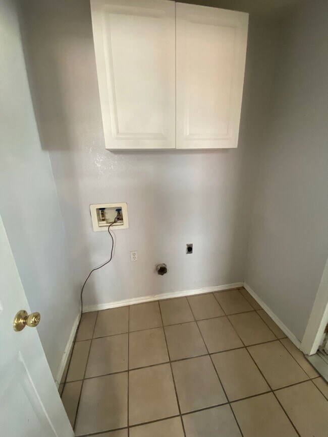 Building Photo - Beautiful 3 bedroom 2 bathroom home now available!!